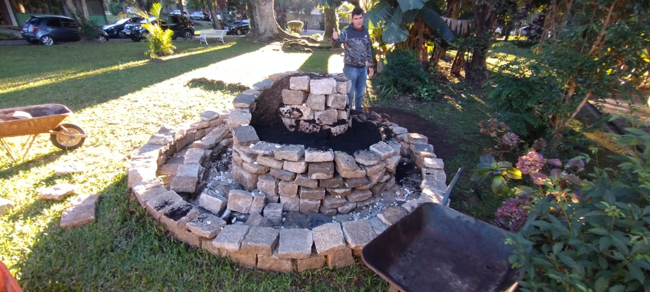 Muro de pedra da espiral em construção
