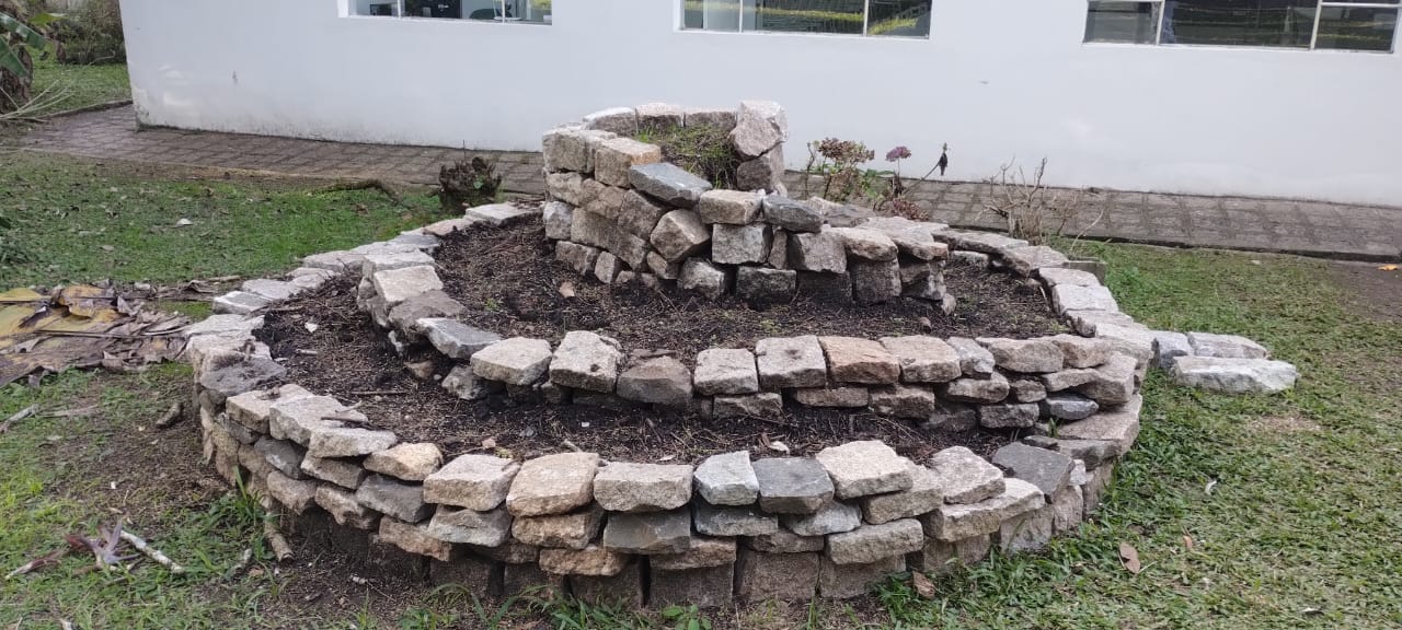 Espiral de pedra pronta para o plantio